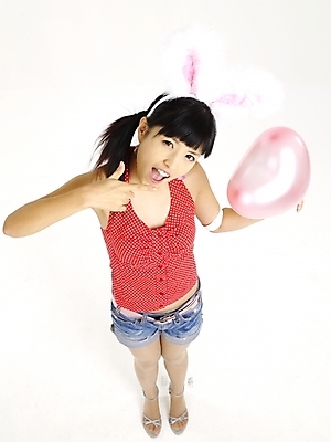 포토 JPG 스튜디오촬영 전신 모델 여자 구두 포즈 반바지 실내 표정 한명 누끼 사람 손짓 이벤트 20대 성인 빨간색 세로 하이앵글 한국인 머리띠 하이힐 토끼머리띠 하트풍선 풍선 여자만 여자한명만 성인여자만 청년만 청년여자만 성인한명만 청년여자한명만 성인여자한명만 성인만 국내포토 1 뷰포인트 컬러 신발 장신구 바지 모션 동양인 청년 내부 하트 여성화 파일형식