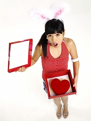 포토 JPG 스튜디오촬영 전신 모델 여자 구두 포즈 반바지 실내 선물 사랑 한명 누끼 사람 이벤트 20대 성인 빨간색 세로 선물상자 하이앵글 놀람 한국인 하트 머리띠 하이힐 토끼머리띠 여자만 여자한명만 성인여자만 청년만 청년여자만 성인한명만 청년여자한명만 성인여자한명만 성인만 국내포토 모양 1 감정 뷰포인트 컬러 신발 장신구 바지 표정 동양인 청년 내부 상자 여성화 파일형식