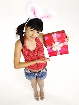 포토 JPG 스튜디오촬영 전신 모델 여자 구두 포즈 반바지 실내 선물 한명 누끼 사람 이벤트 20대 성인 빨간색 세로 하이앵글 한국인 머리띠 하이힐 토끼머리띠 여자만 여자한명만 성인여자만 청년만 청년여자만 성인한명만 청년여자한명만 성인여자한명만 성인만 국내포토 1 뷰포인트 컬러 신발 장신구 바지 동양인 청년 내부 여성화 파일형식