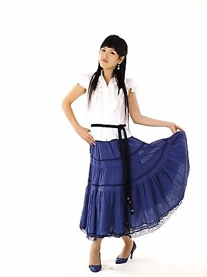 포토 JPG 스튜디오촬영 전신 모델 긴머리 여자 구두 포즈 실내 한명 누끼 사람 20대 성인 세로 치마 한국인 흰색 남색 여자만 여자한명만 성인여자만 청년만 청년여자만 성인한명만 청년여자한명만 성인여자한명만 성인만 국내포토 1 헤어스타일 컬러 신발 하의 동양인 청년 내부 파일형식