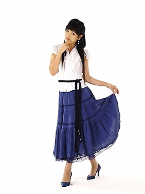 포토 JPG 스튜디오촬영 전신 모델 긴머리 여자 구두 포즈 실내 한명 누끼 사람 20대 성인 세로 치마 한국인 흰색 남색 여자만 여자한명만 성인여자만 청년만 청년여자만 성인한명만 청년여자한명만 성인여자한명만 성인만 국내포토 1 헤어스타일 컬러 신발 하의 동양인 청년 내부 파일형식