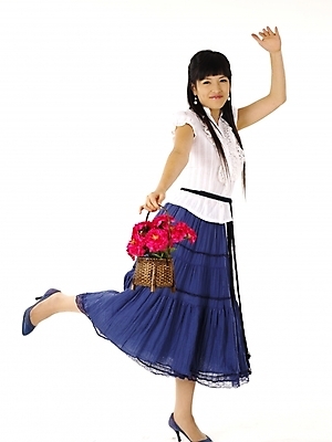 포토 JPG 스튜디오촬영 전신 모델 긴머리 여자 구두 포즈 실내 한명 누끼 사람 20대 성인 치마 한국인 꽃바구니 여자만 여자한명만 성인여자만 청년만 청년여자만 성인한명만 청년여자한명만 성인여자한명만 성인만 국내포토 1 헤어스타일 꽃 신발 하의 동양인 청년 내부 바구니 파일형식