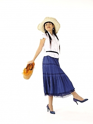 포토 JPG 스튜디오촬영 전신 모델 모자 긴머리 여자 구두 포즈 가방 실내 한명 누끼 사람 20대 성인 세로 치마 한국인 흰색 남색 여자만 여자한명만 성인여자만 청년만 청년여자만 성인한명만 청년여자한명만 성인여자한명만 성인만 국내포토 1 헤어스타일 잡화 컬러 신발 하의 동양인 청년 내부 파일형식