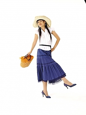 포토 JPG 스튜디오촬영 전신 모델 모자 긴머리 여자 구두 포즈 가방 실내 한명 누끼 사람 20대 성인 세로 치마 한국인 흰색 남색 여자만 여자한명만 성인여자만 청년만 청년여자만 성인한명만 청년여자한명만 성인여자한명만 성인만 국내포토 1 헤어스타일 잡화 컬러 신발 하의 동양인 청년 내부 파일형식