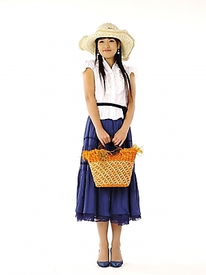 포토 JPG 스튜디오촬영 전신 모델 모자 긴머리 여자 구두 포즈 가방 실내 한명 누끼 사람 20대 성인 세로 치마 한국인 흰색 남색 여자만 여자한명만 성인여자만 청년만 청년여자만 성인한명만 청년여자한명만 성인여자한명만 성인만 국내포토 1 헤어스타일 잡화 컬러 신발 하의 동양인 청년 내부 파일형식