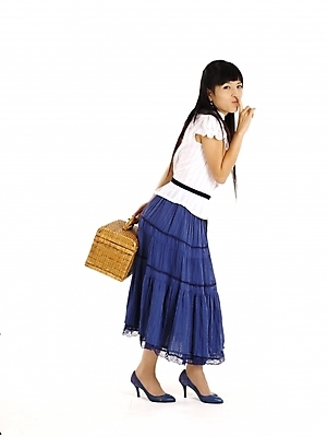 포토 JPG 스튜디오촬영 전신 모델 긴머리 여자 구두 포즈 가방 실내 한명 누끼 사람 손짓 20대 성인 세로 치마 소풍 바구니 한국인 흰색 남색 여자만 여자한명만 성인여자만 청년만 청년여자만 성인한명만 청년여자한명만 성인여자한명만 성인만 국내포토 1 헤어스타일 잡화 컬러 신발 모션 하의 동양인 청년 내부 야외활동 파일형식