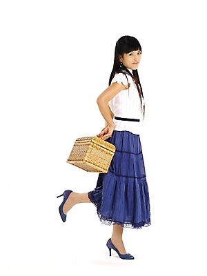 포토 JPG 스튜디오촬영 전신 모델 긴머리 여자 구두 포즈 가방 실내 한명 누끼 사람 20대 성인 세로 치마 소풍 바구니 한국인 흰색 남색 여자만 여자한명만 성인여자만 청년만 청년여자만 성인한명만 청년여자한명만 성인여자한명만 성인만 국내포토 1 헤어스타일 잡화 컬러 신발 하의 동양인 청년 내부 야외활동 파일형식