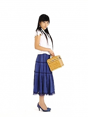 포토 JPG 스튜디오촬영 전신 모델 긴머리 여자 구두 포즈 가방 실내 한명 누끼 사람 20대 성인 세로 치마 소풍 바구니 한국인 흰색 남색 여자만 여자한명만 성인여자만 청년만 청년여자만 성인한명만 청년여자한명만 성인여자한명만 성인만 국내포토 1 헤어스타일 잡화 컬러 신발 하의 동양인 청년 내부 야외활동 파일형식