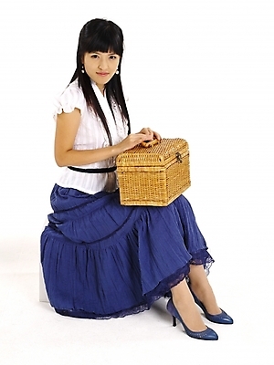 포토 JPG 스튜디오촬영 전신 모델 긴머리 여자 구두 포즈 가방 실내 한명 누끼 사람 20대 성인 세로 치마 소풍 바구니 한국인 흰색 남색 여자만 여자한명만 성인여자만 청년만 청년여자만 성인한명만 청년여자한명만 성인여자한명만 성인만 국내포토 1 헤어스타일 잡화 컬러 신발 하의 동양인 청년 내부 야외활동 파일형식