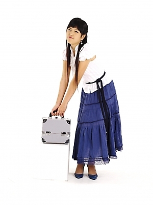 포토 JPG 스튜디오촬영 전신 모델 긴머리 여자 구두 포즈 가방 실내 한명 누끼 사람 20대 성인 세로 치마 한국인 흰색 남색 무거움 메이크업박스 여자만 여자한명만 성인여자만 청년만 청년여자만 성인한명만 청년여자한명만 성인여자한명만 성인만 국내포토 1 헤어스타일 잡화 컬러 신발 하의 동양인 청년 내부 상자 무게 파일형식