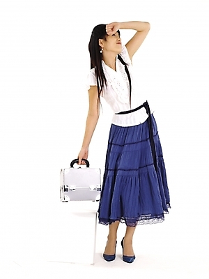 포토 JPG 스튜디오촬영 전신 모델 긴머리 여자 구두 포즈 가방 실내 한명 누끼 사람 20대 성인 세로 치마 한국인 흰색 남색 메이크업박스 여자만 여자한명만 성인여자만 청년만 청년여자만 성인한명만 청년여자한명만 성인여자한명만 성인만 국내포토 1 헤어스타일 잡화 컬러 신발 하의 동양인 청년 내부 상자 파일형식