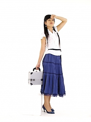 포토 JPG 스튜디오촬영 전신 모델 긴머리 여자 구두 포즈 가방 실내 한명 누끼 사람 20대 성인 세로 치마 한국인 흰색 남색 메이크업박스 여자만 여자한명만 성인여자만 청년만 청년여자만 성인한명만 청년여자한명만 성인여자한명만 성인만 국내포토 1 헤어스타일 잡화 컬러 신발 하의 동양인 청년 내부 상자 파일형식