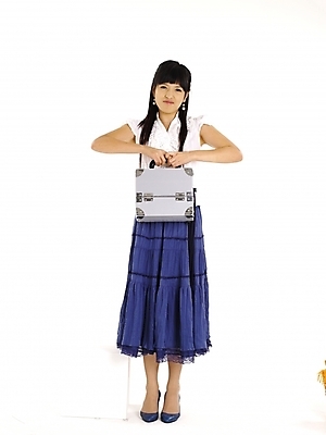 포토 JPG 스튜디오촬영 전신 모델 긴머리 여자 구두 포즈 가방 실내 한명 누끼 사람 20대 성인 세로 치마 한국인 흰색 남색 메이크업박스 여자만 여자한명만 성인여자만 청년만 청년여자만 성인한명만 청년여자한명만 성인여자한명만 성인만 국내포토 1 헤어스타일 잡화 컬러 신발 하의 동양인 청년 내부 상자 파일형식