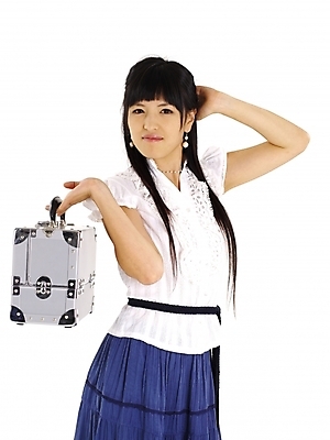 포토 JPG 스튜디오촬영 모델 긴머리 여자 포즈 가방 실내 한명 누끼 사람 상반신 20대 성인 세로 치마 한국인 흰색 남색 메이크업박스 여자만 여자한명만 성인여자만 청년만 청년여자만 성인한명만 청년여자한명만 성인여자한명만 성인만 국내포토 1 헤어스타일 잡화 컬러 하의 동양인 청년 내부 상자 파일형식