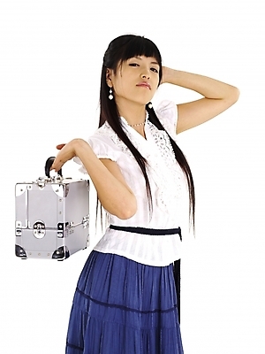 포토 JPG 스튜디오촬영 모델 긴머리 여자 포즈 가방 실내 한명 누끼 사람 상반신 20대 성인 세로 치마 한국인 흰색 남색 메이크업박스 여자만 여자한명만 성인여자만 청년만 청년여자만 성인한명만 청년여자한명만 성인여자한명만 성인만 국내포토 1 헤어스타일 잡화 컬러 하의 동양인 청년 내부 상자 파일형식