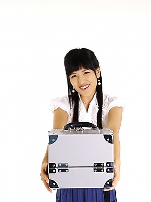 포토 JPG 스튜디오촬영 모델 긴머리 여자 포즈 가방 실내 표정 한명 미소 웃음 누끼 사람 이벤트 상반신 20대 성인 세로 치마 한국인 흰색 남색 메이크업박스 여자만 여자한명만 성인여자만 청년만 청년여자만 성인한명만 청년여자한명만 성인여자한명만 성인만 국내포토 1 헤어스타일 잡화 컬러 하의 동양인 청년 내부 상자 파일형식