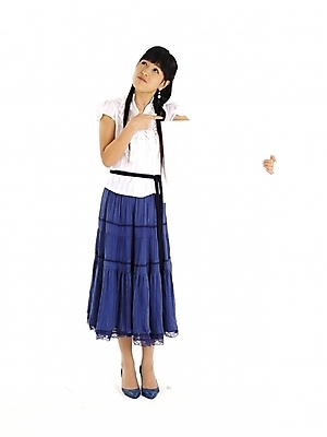 포토 JPG 스튜디오촬영 전신 모델 긴머리 여자 종이 구두 포즈 프레임 실내 한명 누끼 사람 손짓 20대 성인 세로 치마 한국인 흰색 남색 백지 여자만 여자한명만 성인여자만 청년만 청년여자만 성인한명만 청년여자한명만 성인여자한명만 성인만 국내포토 1 헤어스타일 컬러 신발 모션 하의 동양인 청년 내부 파일형식