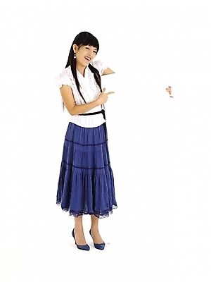 포토 JPG 스튜디오촬영 전신 모델 긴머리 여자 종이 구두 포즈 프레임 실내 한명 누끼 사람 손짓 20대 성인 세로 치마 한국인 흰색 남색 백지 여자만 여자한명만 성인여자만 청년만 청년여자만 성인한명만 청년여자한명만 성인여자한명만 성인만 국내포토 1 헤어스타일 컬러 신발 모션 하의 동양인 청년 내부 파일형식