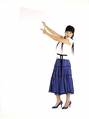 포토 JPG 스튜디오촬영 전신 모델 긴머리 여자 종이 구두 포즈 프레임 실내 한명 누끼 사람 손짓 20대 성인 세로 치마 한국인 흰색 남색 백지 여자만 여자한명만 성인여자만 청년만 청년여자만 성인한명만 청년여자한명만 성인여자한명만 성인만 국내포토 1 헤어스타일 컬러 신발 모션 하의 동양인 청년 내부 파일형식