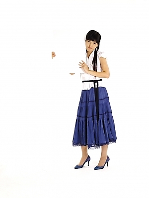 포토 JPG 스튜디오촬영 전신 모델 긴머리 여자 종이 구두 포즈 프레임 실내 한명 누끼 사람 20대 성인 세로 치마 한국인 흰색 남색 백지 여자만 여자한명만 성인여자만 청년만 청년여자만 성인한명만 청년여자한명만 성인여자한명만 성인만 국내포토 1 헤어스타일 컬러 신발 하의 동양인 청년 내부 파일형식