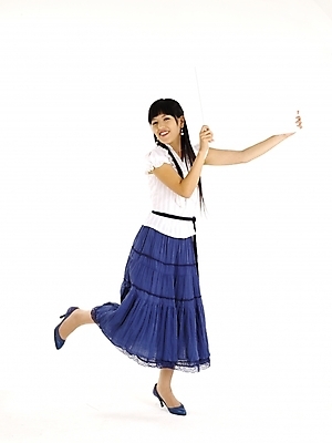 포토 JPG 스튜디오촬영 전신 모델 긴머리 여자 종이 구두 포즈 프레임 실내 한명 누끼 사람 20대 성인 세로 치마 한국인 흰색 남색 백지 여자만 여자한명만 성인여자만 청년만 청년여자만 성인한명만 청년여자한명만 성인여자한명만 성인만 국내포토 1 헤어스타일 컬러 신발 하의 동양인 청년 내부 파일형식