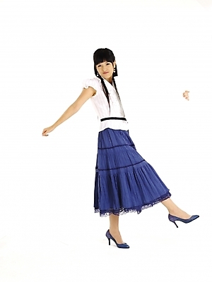 포토 JPG 스튜디오촬영 전신 모델 긴머리 여자 종이 구두 포즈 프레임 실내 한명 누끼 사람 20대 성인 세로 치마 한국인 흰색 남색 백지 여자만 여자한명만 성인여자만 청년만 청년여자만 성인한명만 청년여자한명만 성인여자한명만 성인만 국내포토 1 헤어스타일 컬러 신발 하의 동양인 청년 내부 파일형식