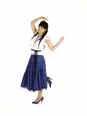 포토 JPG 스튜디오촬영 전신 모델 긴머리 여자 종이 구두 포즈 프레임 실내 한명 누끼 사람 손짓 20대 성인 세로 치마 한국인 흰색 남색 백지 여자만 여자한명만 성인여자만 청년만 청년여자만 성인한명만 청년여자한명만 성인여자한명만 성인만 국내포토 1 헤어스타일 컬러 신발 모션 하의 동양인 청년 내부 파일형식