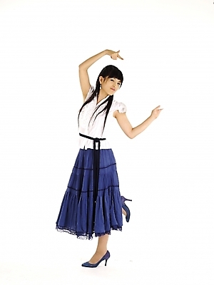 포토 JPG 스튜디오촬영 전신 모델 긴머리 여자 종이 구두 포즈 프레임 실내 한명 누끼 사람 손짓 20대 성인 세로 치마 한국인 흰색 남색 백지 여자만 여자한명만 성인여자만 청년만 청년여자만 성인한명만 청년여자한명만 성인여자한명만 성인만 국내포토 1 헤어스타일 컬러 신발 모션 하의 동양인 청년 내부 파일형식