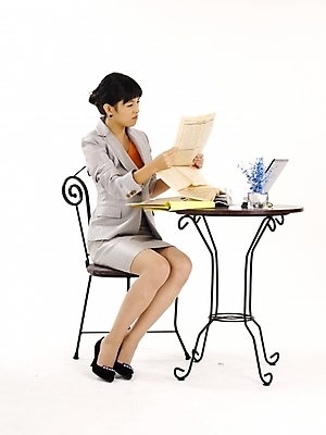 포토 JPG 스튜디오촬영 전신 모델 여자 구두 포즈 의자 비즈니스 탁자 실내 한명 누끼 사람 정장 20대 성인 세로 노트북 치마 한국인 업무 직장인 비즈니스우먼 작업실 신문 여자만 여자한명만 성인여자만 청년만 청년여자만 성인한명만 청년여자한명만 성인여자한명만 성인만 국내포토 직업 1 옷 가구 신발 하의 동양인 청년 내부 간행물 전자제품 작업 뉴스 파일형식