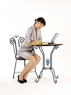 포토 JPG 스튜디오촬영 전신 모델 여자 구두 포즈 의자 비즈니스 탁자 실내 한명 누끼 사람 정장 20대 성인 세로 노트북 치마 한국인 업무 직장인 비즈니스우먼 작업실 여자만 여자한명만 성인여자만 청년만 청년여자만 성인한명만 청년여자한명만 성인여자한명만 성인만 국내포토 직업 1 옷 가구 신발 하의 동양인 청년 내부 전자제품 작업 파일형식