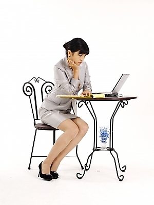 포토 JPG 스튜디오촬영 전신 모델 여자 구두 포즈 의자 비즈니스 탁자 실내 한명 누끼 사람 정장 20대 성인 세로 노트북 치마 한국인 업무 직장인 비즈니스우먼 작업실 여자만 여자한명만 성인여자만 청년만 청년여자만 성인한명만 청년여자한명만 성인여자한명만 성인만 국내포토 직업 1 옷 가구 신발 하의 동양인 청년 내부 전자제품 작업 파일형식