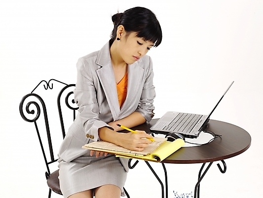 포토 JPG 스튜디오촬영 모델 여자 포즈 의자 비즈니스 탁자 실내 한명 누끼 사람 정장 상반신 20대 성인 가로 노트북 치마 연필 한국인 업무 직장인 비즈니스우먼 작업실 문서 여자만 여자한명만 성인여자만 청년만 청년여자만 성인한명만 청년여자한명만 성인여자한명만 성인만 국내포토 직업 1 옷 가구 하의 학용품 동양인 청년 내부 전자제품 필기구 작업 파일형식