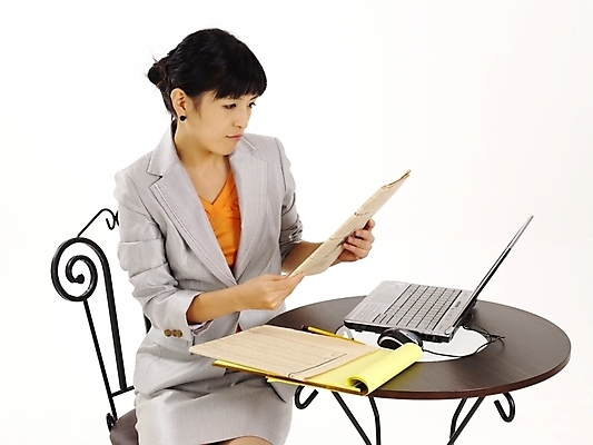 포토 JPG 스튜디오촬영 모델 여자 포즈 의자 비즈니스 탁자 실내 한명 누끼 사람 정장 상반신 20대 성인 가로 노트북 치마 한국인 업무 직장인 비즈니스우먼 작업실 신문 문서 여자만 여자한명만 성인여자만 청년만 청년여자만 성인한명만 청년여자한명만 성인여자한명만 성인만 국내포토 직업 1 옷 가구 하의 동양인 청년 내부 간행물 전자제품 작업 뉴스 파일형식