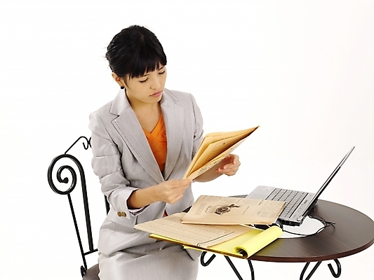 포토 JPG 스튜디오촬영 모델 여자 포즈 의자 비즈니스 탁자 실내 한명 누끼 사람 정장 상반신 20대 성인 가로 노트북 치마 한국인 업무 직장인 비즈니스우먼 작업실 신문 문서 여자만 여자한명만 성인여자만 청년만 청년여자만 성인한명만 청년여자한명만 성인여자한명만 성인만 국내포토 직업 1 옷 가구 하의 동양인 청년 내부 간행물 전자제품 작업 뉴스 파일형식