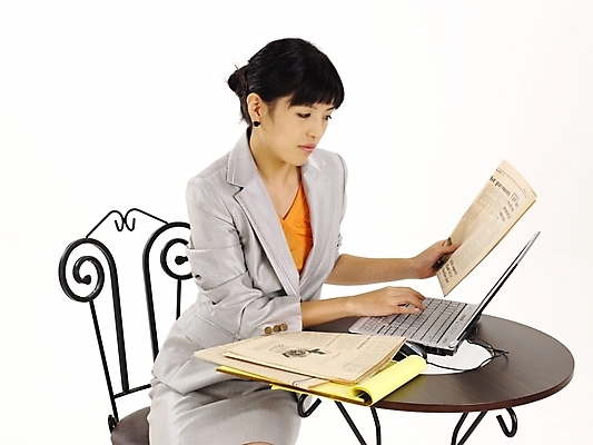 포토 JPG 스튜디오촬영 모델 여자 포즈 의자 비즈니스 탁자 실내 한명 누끼 사람 정장 상반신 20대 성인 가로 노트북 치마 한국인 업무 직장인 비즈니스우먼 작업실 신문 문서 여자만 여자한명만 성인여자만 청년만 청년여자만 성인한명만 청년여자한명만 성인여자한명만 성인만 국내포토 직업 1 옷 가구 하의 동양인 청년 내부 간행물 전자제품 작업 뉴스 파일형식