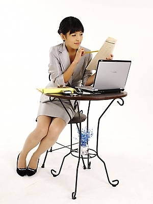 포토 JPG 스튜디오촬영 전신 모델 여자 구두 포즈 의자 비즈니스 탁자 실내 한명 미소 누끼 사람 정장 20대 성인 세로 노트북 치마 한국인 업무 직장인 비즈니스우먼 작업실 신문 문서 여자만 여자한명만 성인여자만 청년만 청년여자만 성인한명만 청년여자한명만 성인여자한명만 성인만 국내포토 직업 1 옷 가구 신발 하의 표정 동양인 청년 내부 간행물 전자제품 작업 뉴스 파일형식