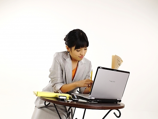 포토 JPG 스튜디오촬영 모델 여자 포즈 의자 비즈니스 탁자 실내 한명 미소 누끼 사람 정장 상반신 20대 성인 가로 노트북 치마 한국인 업무 직장인 비즈니스우먼 작업실 신문 문서 여자만 여자한명만 성인여자만 청년만 청년여자만 성인한명만 청년여자한명만 성인여자한명만 성인만 국내포토 직업 1 옷 가구 하의 표정 동양인 청년 내부 간행물 전자제품 작업 뉴스 파일형식