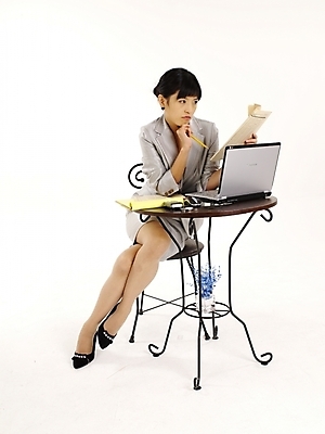 포토 JPG 스튜디오촬영 전신 모델 여자 구두 포즈 의자 비즈니스 탁자 실내 한명 누끼 사람 정장 20대 성인 세로 노트북 치마 한국인 업무 직장인 비즈니스우먼 작업실 신문 문서 여자만 여자한명만 성인여자만 청년만 청년여자만 성인한명만 청년여자한명만 성인여자한명만 성인만 국내포토 직업 1 옷 가구 신발 하의 동양인 청년 내부 간행물 전자제품 작업 뉴스 파일형식