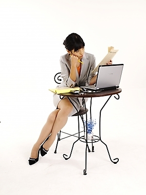 포토 JPG 스튜디오촬영 전신 모델 여자 구두 포즈 의자 비즈니스 탁자 실내 한명 누끼 사람 정장 20대 성인 세로 노트북 치마 한국인 업무 직장인 비즈니스우먼 작업실 신문 문서 여자만 여자한명만 성인여자만 청년만 청년여자만 성인한명만 청년여자한명만 성인여자한명만 성인만 국내포토 직업 1 옷 가구 신발 하의 동양인 청년 내부 간행물 전자제품 작업 뉴스 파일형식