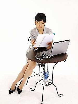 포토 JPG 스튜디오촬영 전신 모델 여자 구두 포즈 의자 비즈니스 탁자 실내 한명 누끼 사람 정장 20대 성인 세로 노트북 치마 한국인 업무 직장인 비즈니스우먼 작업실 문서 여자만 여자한명만 성인여자만 청년만 청년여자만 성인한명만 청년여자한명만 성인여자한명만 성인만 국내포토 직업 1 옷 가구 신발 하의 동양인 청년 내부 전자제품 작업 파일형식