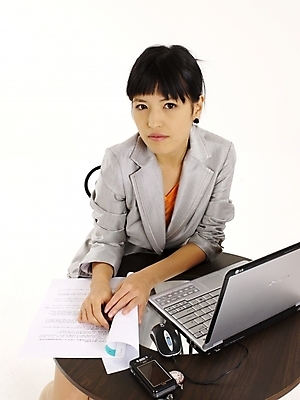 포토 JPG 스튜디오촬영 모델 여자 포즈 의자 비즈니스 탁자 실내 한명 누끼 사람 정장 상반신 20대 성인 세로 노트북 스마트폰 치마 하이앵글 한국인 업무 직장인 비즈니스우먼 작업실 문서 통화 여자만 여자한명만 성인여자만 청년만 청년여자만 성인한명만 청년여자한명만 성인여자한명만 성인만 국내포토 직업 1 옷 뷰포인트 가구 모션 하의 동양인 청년 내부 전자제품 핸드폰 스마트기기 작업 파일형식