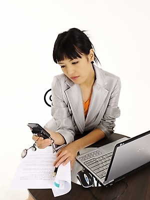 포토 JPG 스튜디오촬영 모델 여자 포즈 의자 비즈니스 탁자 실내 한명 누끼 사람 정장 상반신 20대 성인 세로 노트북 스마트폰 치마 하이앵글 한국인 업무 직장인 비즈니스우먼 작업실 문서 통화 여자만 여자한명만 성인여자만 청년만 청년여자만 성인한명만 청년여자한명만 성인여자한명만 성인만 국내포토 직업 1 옷 뷰포인트 가구 모션 하의 동양인 청년 내부 전자제품 핸드폰 스마트기기 작업 파일형식
