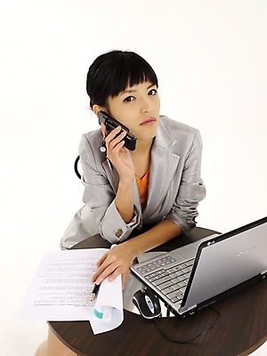 포토 JPG 스튜디오촬영 모델 여자 포즈 의자 비즈니스 탁자 실내 한명 누끼 사람 정장 상반신 20대 성인 세로 노트북 스마트폰 치마 하이앵글 한국인 업무 직장인 비즈니스우먼 작업실 문서 통화 여자만 여자한명만 성인여자만 청년만 청년여자만 성인한명만 청년여자한명만 성인여자한명만 성인만 국내포토 직업 1 옷 뷰포인트 가구 모션 하의 동양인 청년 내부 전자제품 핸드폰 스마트기기 작업 파일형식