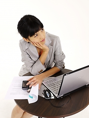 포토 JPG 스튜디오촬영 모델 여자 포즈 의자 비즈니스 탁자 실내 한명 미소 누끼 사람 정장 상반신 20대 성인 세로 노트북 스마트폰 치마 하이앵글 한국인 업무 직장인 비즈니스우먼 작업실 문서 통화 여자만 여자한명만 성인여자만 청년만 청년여자만 성인한명만 청년여자한명만 성인여자한명만 성인만 국내포토 직업 1 옷 뷰포인트 가구 모션 하의 표정 동양인 청년 내부 전자제품 핸드폰 스마트기기 작업 파일형식