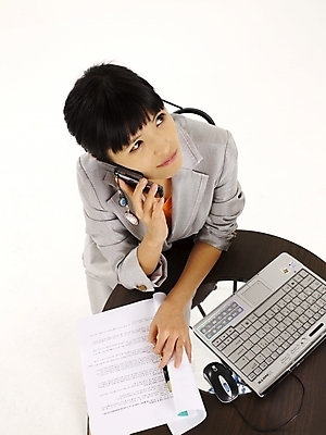 포토 JPG 스튜디오촬영 모델 여자 포즈 의자 비즈니스 탁자 실내 한명 누끼 사람 정장 상반신 20대 성인 세로 노트북 스마트폰 치마 하이앵글 한국인 업무 직장인 비즈니스우먼 작업실 문서 통화 여자만 여자한명만 성인여자만 청년만 청년여자만 성인한명만 청년여자한명만 성인여자한명만 성인만 국내포토 직업 1 옷 뷰포인트 가구 모션 하의 동양인 청년 내부 전자제품 핸드폰 스마트기기 작업 파일형식