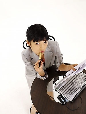 포토 JPG 스튜디오촬영 모델 여자 포즈 의자 비즈니스 탁자 실내 한명 누끼 사람 정장 상반신 20대 성인 세로 노트북 치마 하이앵글 볼펜 한국인 업무 직장인 비즈니스우먼 작업실 문서 여자만 여자한명만 성인여자만 청년만 청년여자만 성인한명만 청년여자한명만 성인여자한명만 성인만 국내포토 직업 1 옷 뷰포인트 가구 하의 동양인 청년 내부 전자제품 펜 작업 파일형식