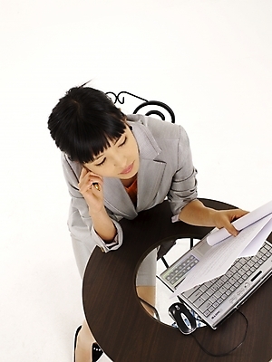 포토 JPG 스튜디오촬영 모델 여자 구두 포즈 의자 비즈니스 탁자 실내 한명 누끼 사람 정장 상반신 20대 성인 세로 노트북 치마 하이앵글 한국인 업무 직장인 비즈니스우먼 작업실 통화 여자만 여자한명만 성인여자만 청년만 청년여자만 성인한명만 청년여자한명만 성인여자한명만 성인만 국내포토 직업 1 옷 뷰포인트 가구 신발 모션 하의 동양인 청년 내부 전자제품 작업 파일형식