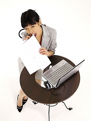 포토 JPG 스튜디오촬영 전신 모델 여자 구두 포즈 의자 비즈니스 탁자 스트레스 실내 표정 한명 누끼 사람 정장 20대 성인 세로 노트북 치마 하이앵글 한국인 업무 직장인 비즈니스우먼 작업실 문서 여자만 여자한명만 성인여자만 청년만 청년여자만 성인한명만 청년여자한명만 성인여자한명만 성인만 국내포토 직업 1 옷 뷰포인트 가구 신발 하의 동양인 청년 내부 전자제품 작업 파일형식