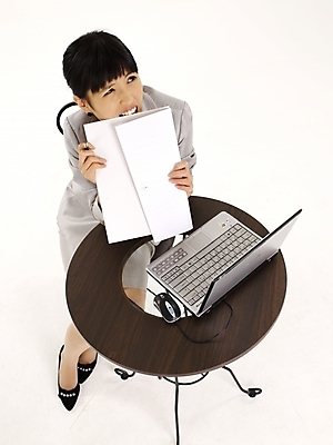 포토 JPG 스튜디오촬영 전신 모델 여자 구두 포즈 의자 비즈니스 탁자 스트레스 실내 표정 한명 누끼 사람 정장 20대 성인 세로 노트북 치마 하이앵글 한국인 업무 직장인 비즈니스우먼 작업실 문서 여자만 여자한명만 성인여자만 청년만 청년여자만 성인한명만 청년여자한명만 성인여자한명만 성인만 국내포토 직업 1 옷 뷰포인트 가구 신발 하의 동양인 청년 내부 전자제품 작업 파일형식