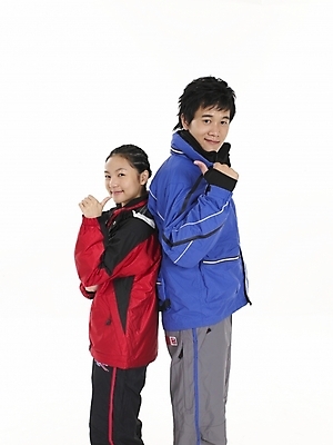 포토 JPG 스튜디오촬영 여자 남자 포즈 겨울스포츠 실내 누끼 사람 상반신 20대 두명 파란색 친구 청춘 한국인 스노우보드 스키복 청년만 성인만 국내포토 옷 스포츠 컬러 컨셉 관계 스키 동양인 청년 내부 보드_스포츠 파일형식